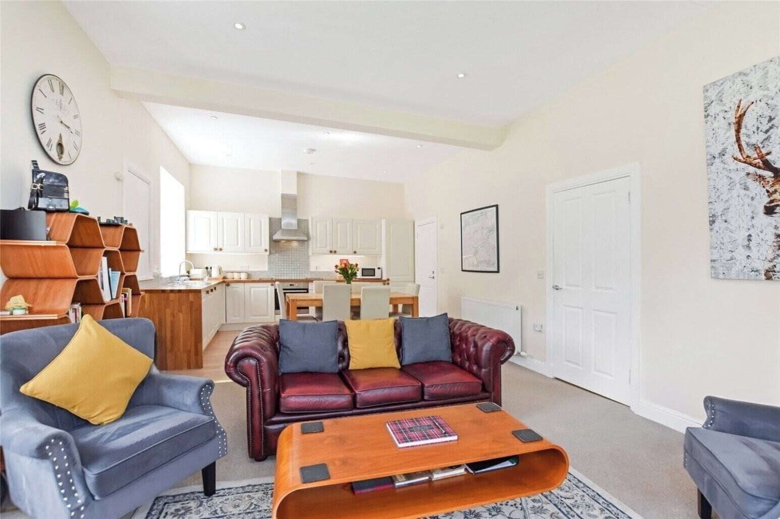 TV connectée, livres, chaîne hi-fi