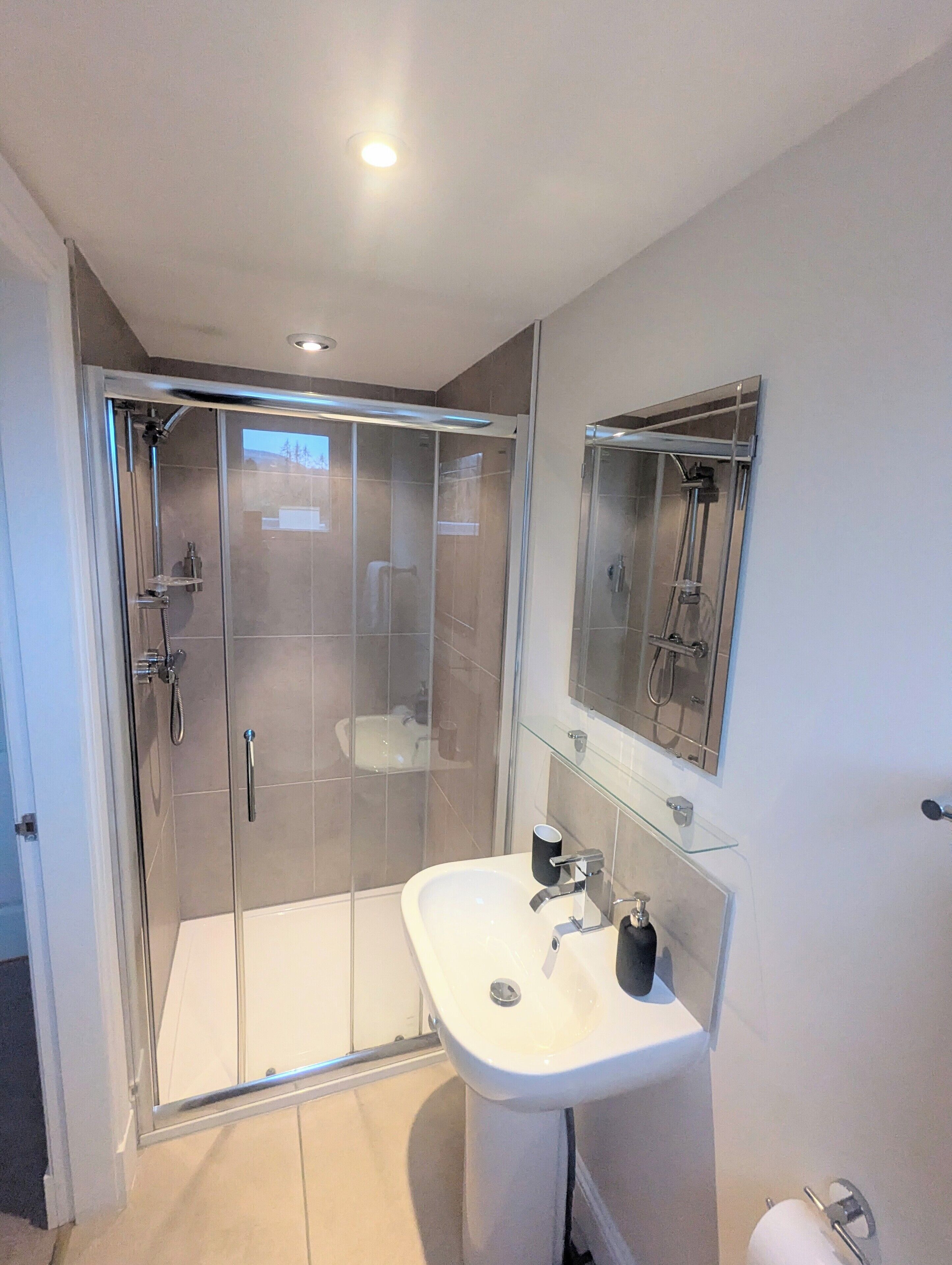 Dusche, Haartrockner, Handtücher, Seife