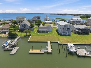 A residential area with houses, a dock, and a marina. - Bayview Anchor-Pet Friendly Home with Dock (Atlantic Beach)