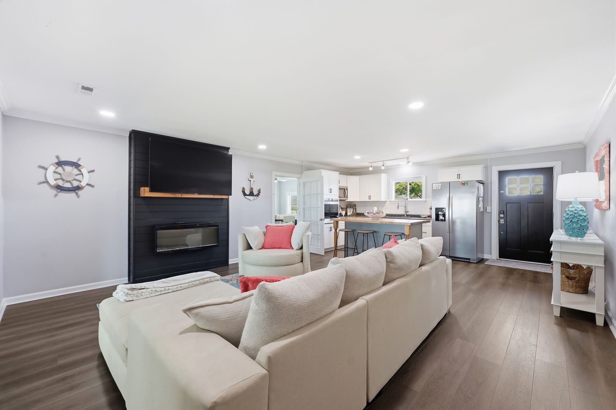 Smart TV, fireplace