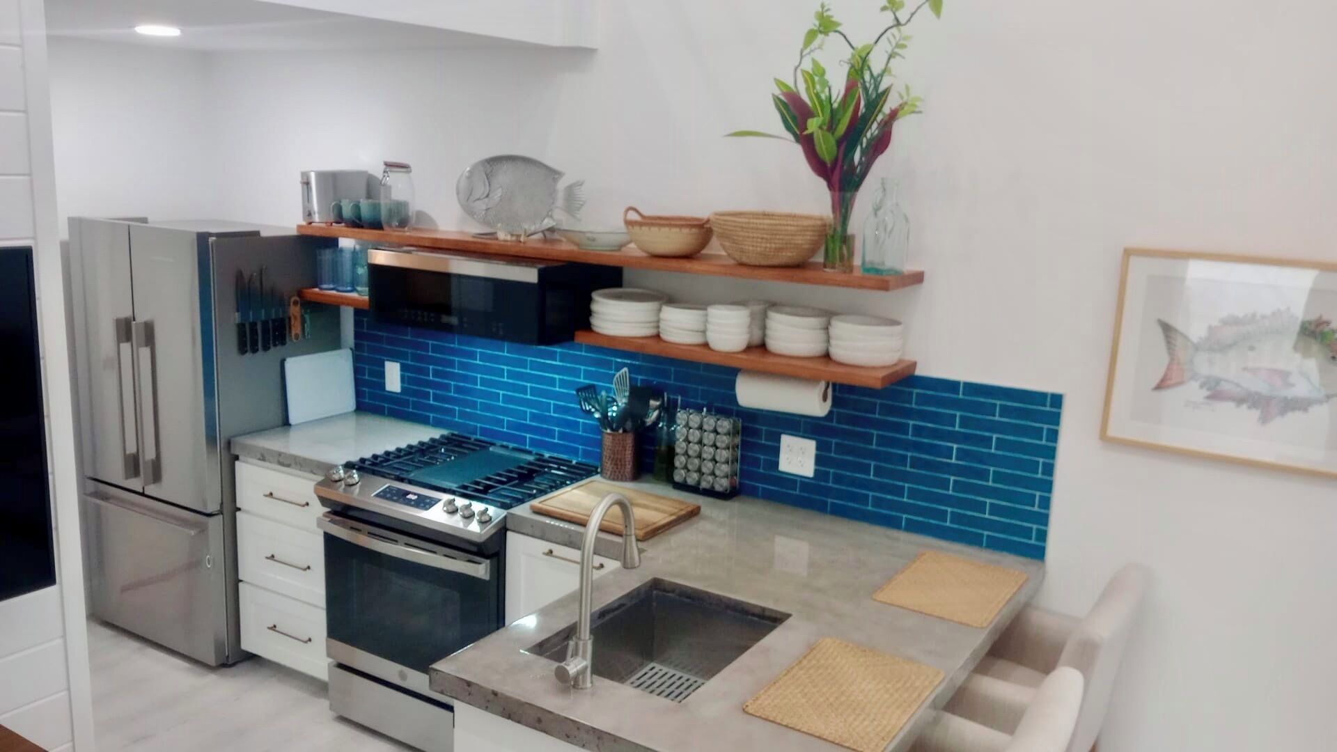 Frigorifero, microonde, forno, piano cottura