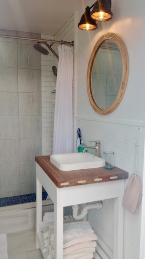 Shower, hair dryer, towels - Chips Cottage - Quiet Comfort, Perfectly Placed (Elbow Cay)