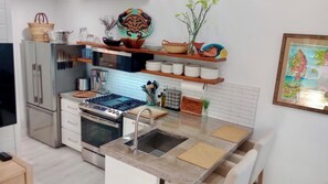 Geladeira, micro-ondas, fogão, cooktop
