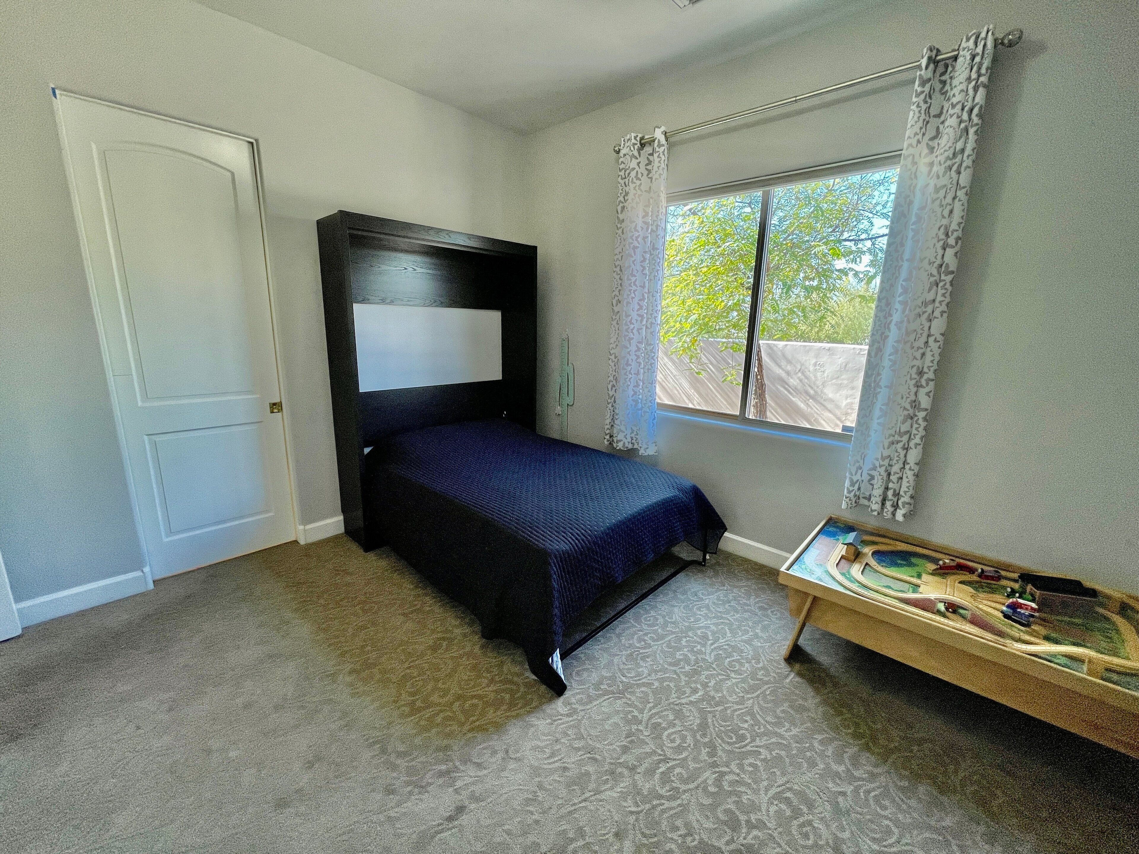 4 habitaciones, escritorio y tabla de planchar con plancha 