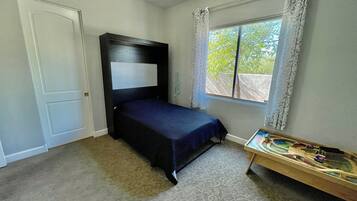 4 habitaciones, escritorio y tabla de planchar con plancha