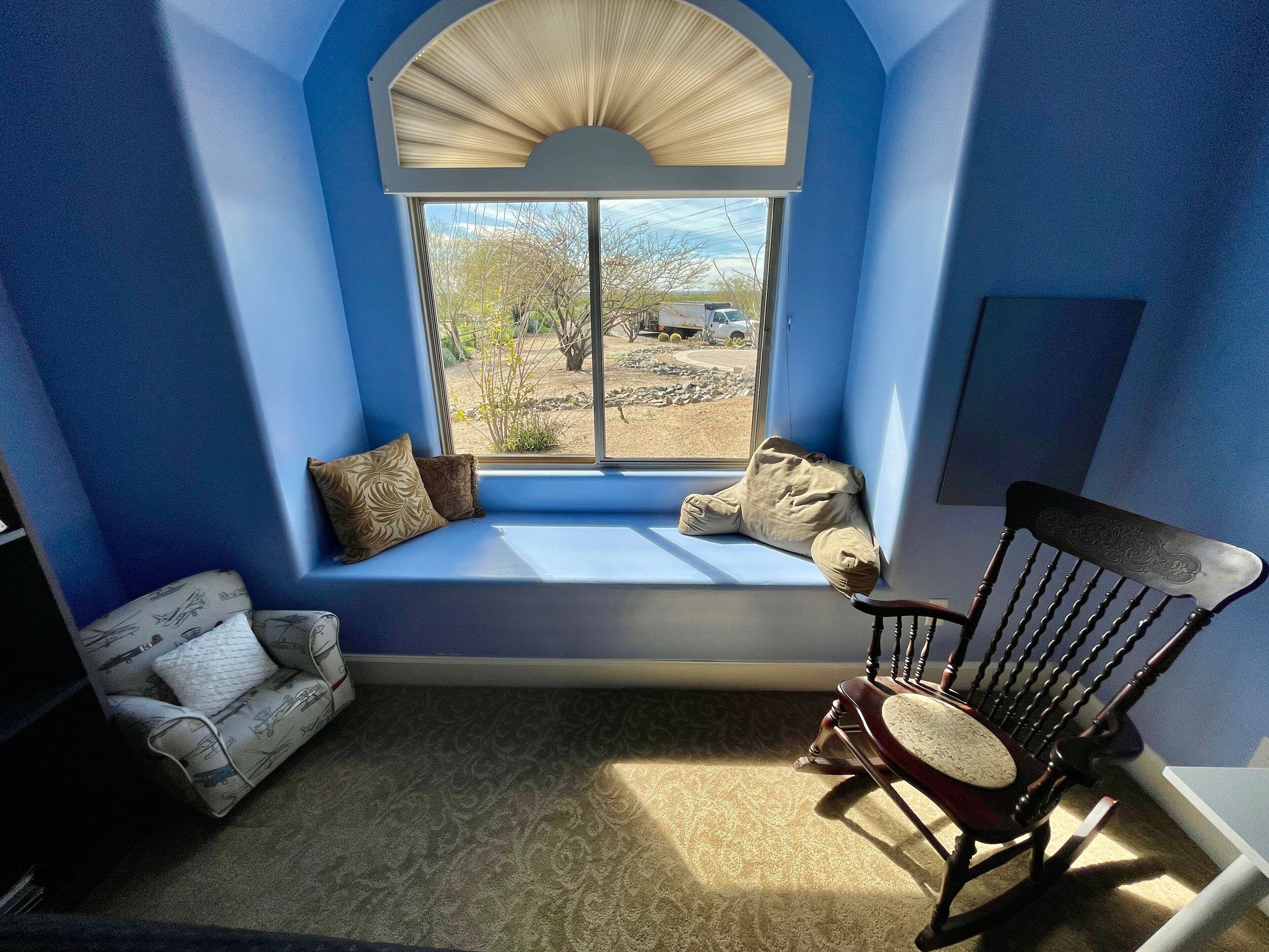 Smart TV, chimenea, tenis de mesa y libros 