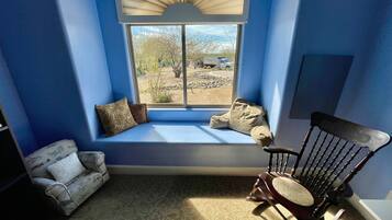 Smart TV, chimenea, tenis de mesa y libros