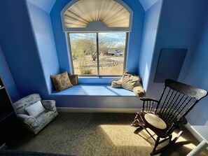 Smart TV, chimenea, tenis de mesa y libros 