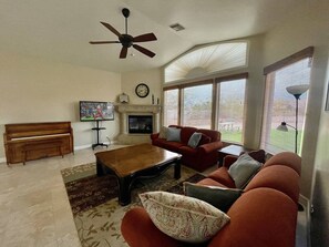 智能電視、壁爐、乒乓球設施、書籍