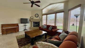 Smart TV, chimenea, tenis de mesa y libros