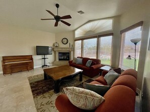 Smart TV, chimenea, tenis de mesa y libros 