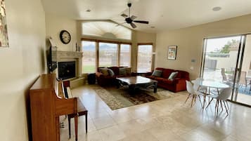 Smart TV, chimenea, tenis de mesa y libros