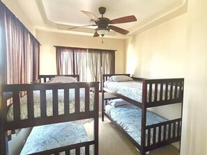 4 soveværelser, skrivebord, strygejern/strygebræt, weekendseng