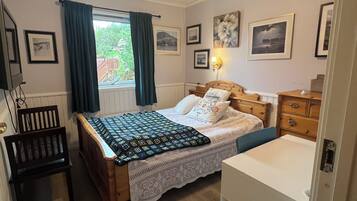 Tabla de planchar con plancha, wifi, ropa de cama