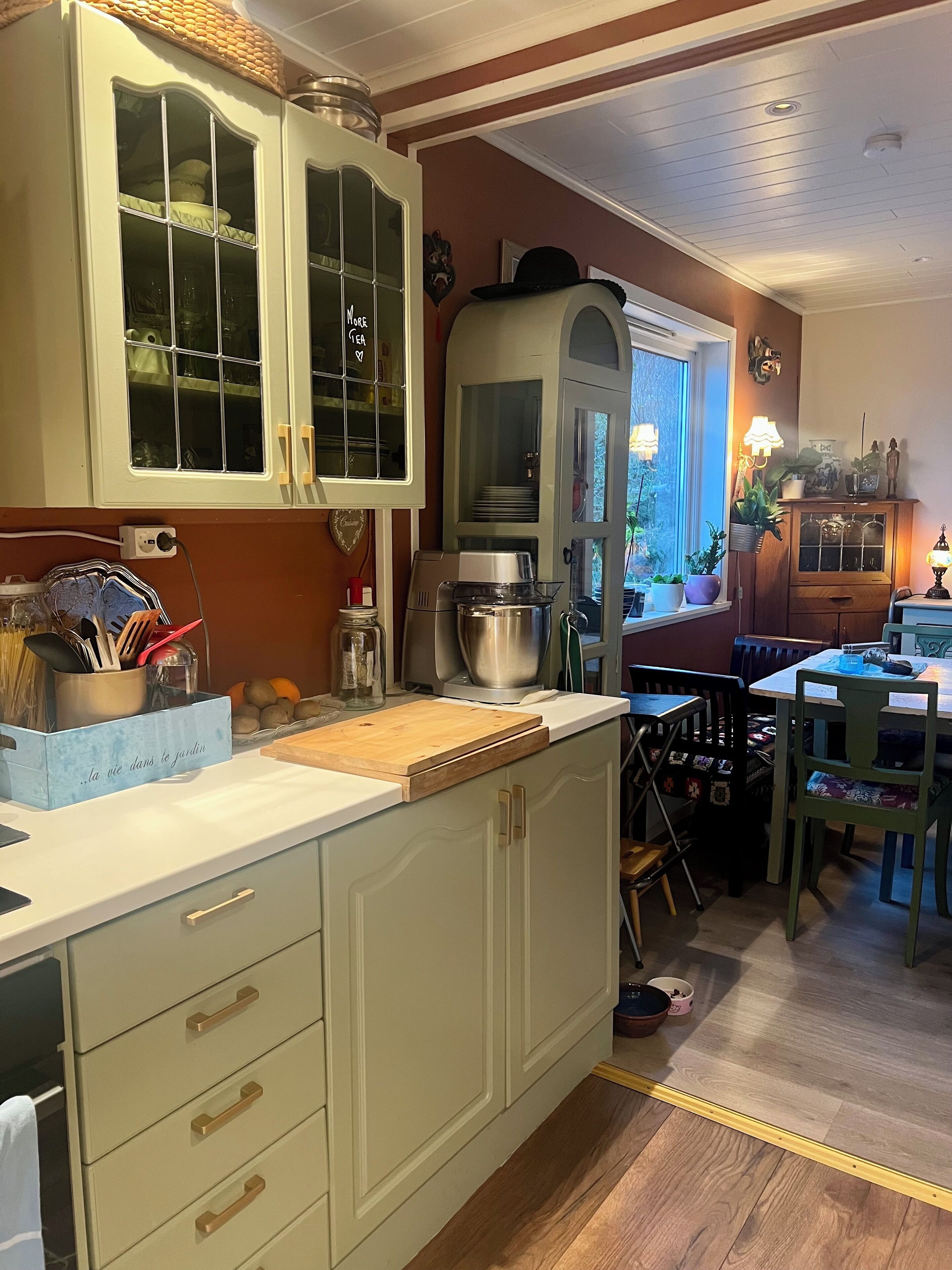 Mikrobølgeovn, ovn, kokeplater og oppvaskmaskin