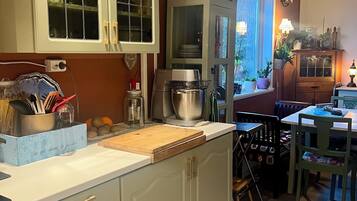 Mikrobølgeovn, ovn, kokeplater og oppvaskmaskin