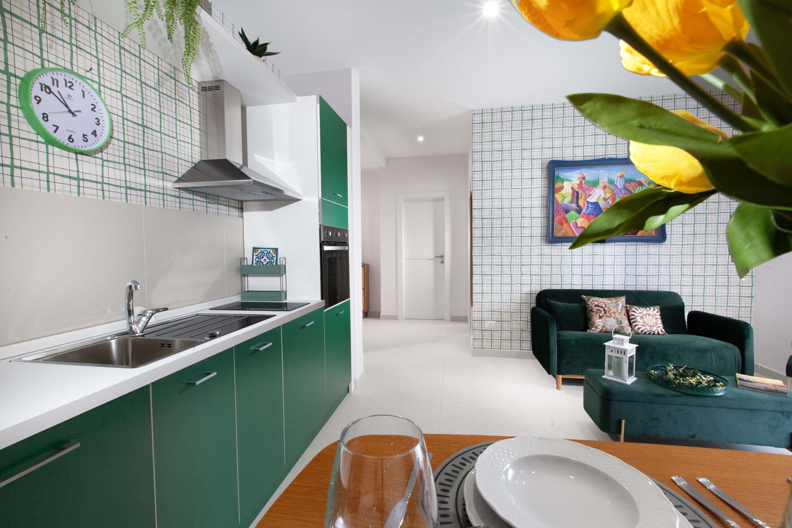 Mikrobølgeovn, kaffe-/temaskine, køkkentøj/tallerkener/redskaber