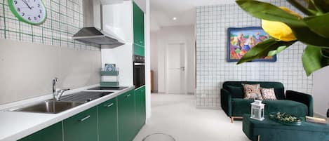 Mikrobølgeovn, kaffe-/temaskine, køkkentøj/tallerkener/redskaber