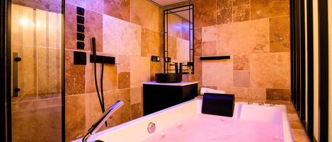 One-Bedroom Apartment with Spa Bath | Bathroom