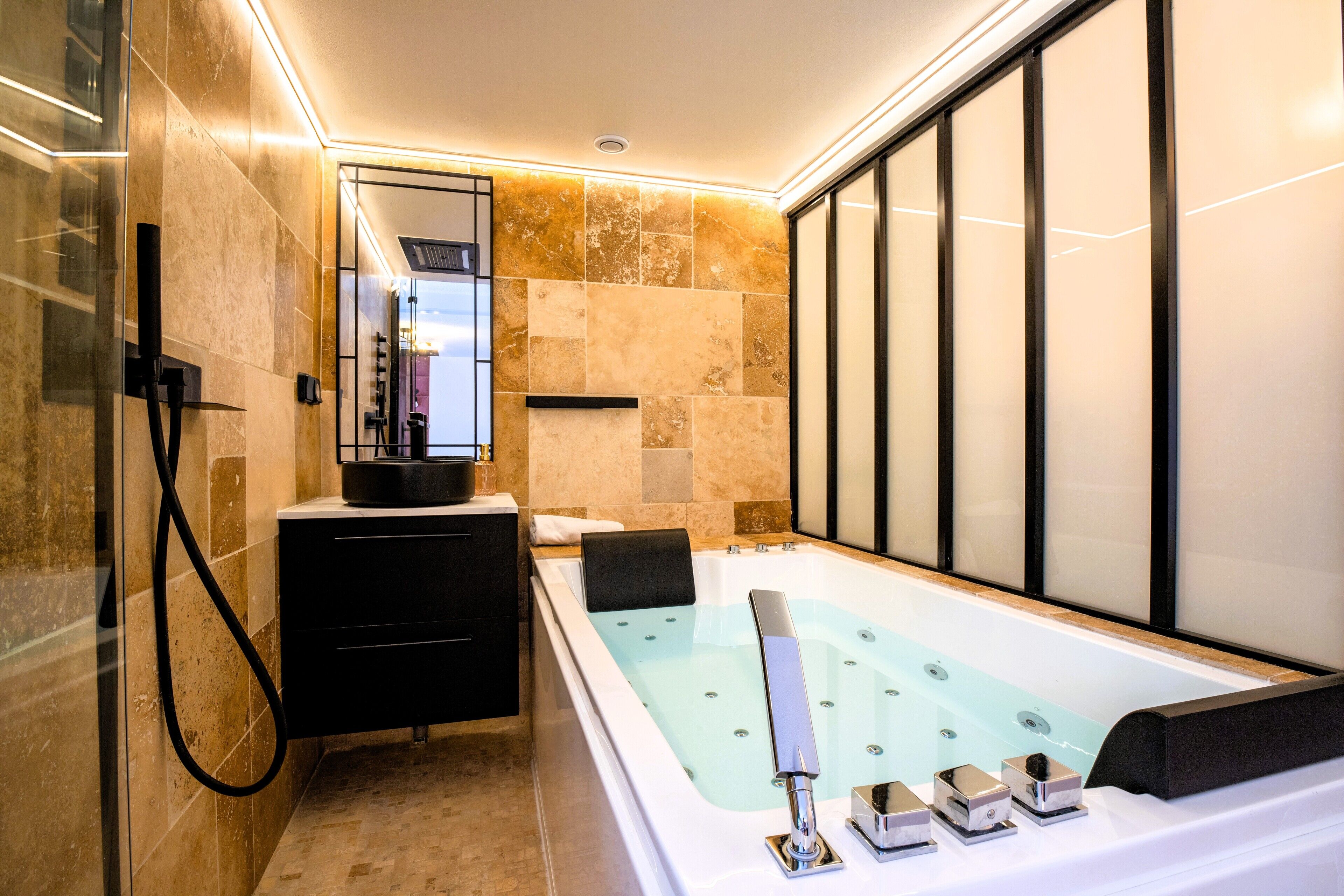 Apartemen Deluks | Kamar mandi