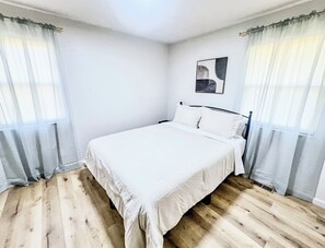 Iron/ironing board, WiFi, bed sheets - Modern 2BR Duplex. Furnished - Downtown Knoxville (Knoxville)
