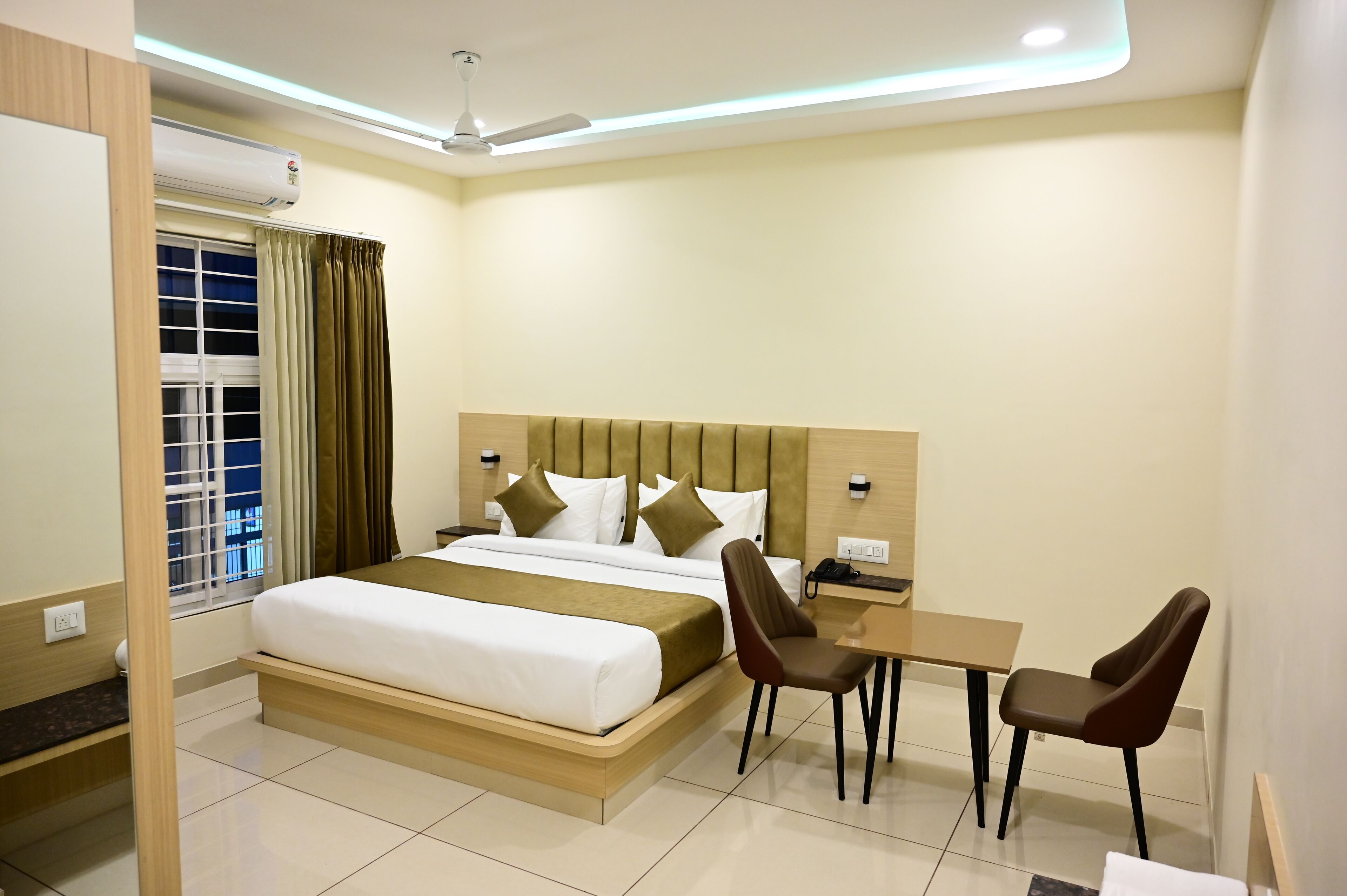 Quarto casal executivo, vista para a cidade | Cofres nos quartos, escrivaninha, espaço de trabalho para notebook