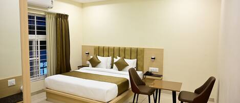 Executive-Doppelzimmer, Stadtblick | Zimmersafe, Schreibtisch, laptopgeeigneter Arbeitsplatz