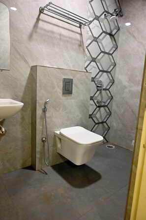 Chuveiro, produtos de toalete grátis, toalhas de banho, sabonete