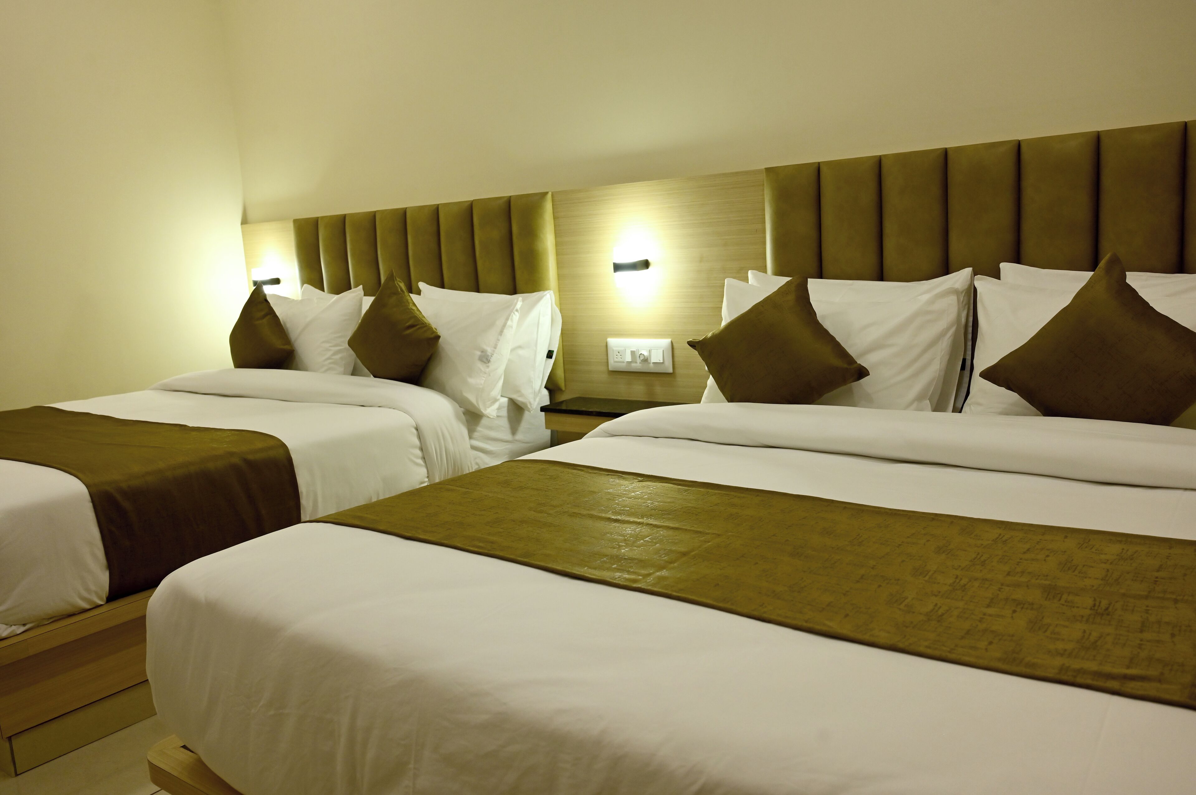 Quarto casal família, vista para a cidade | Cofres nos quartos, escrivaninha, espaço de trabalho para notebook