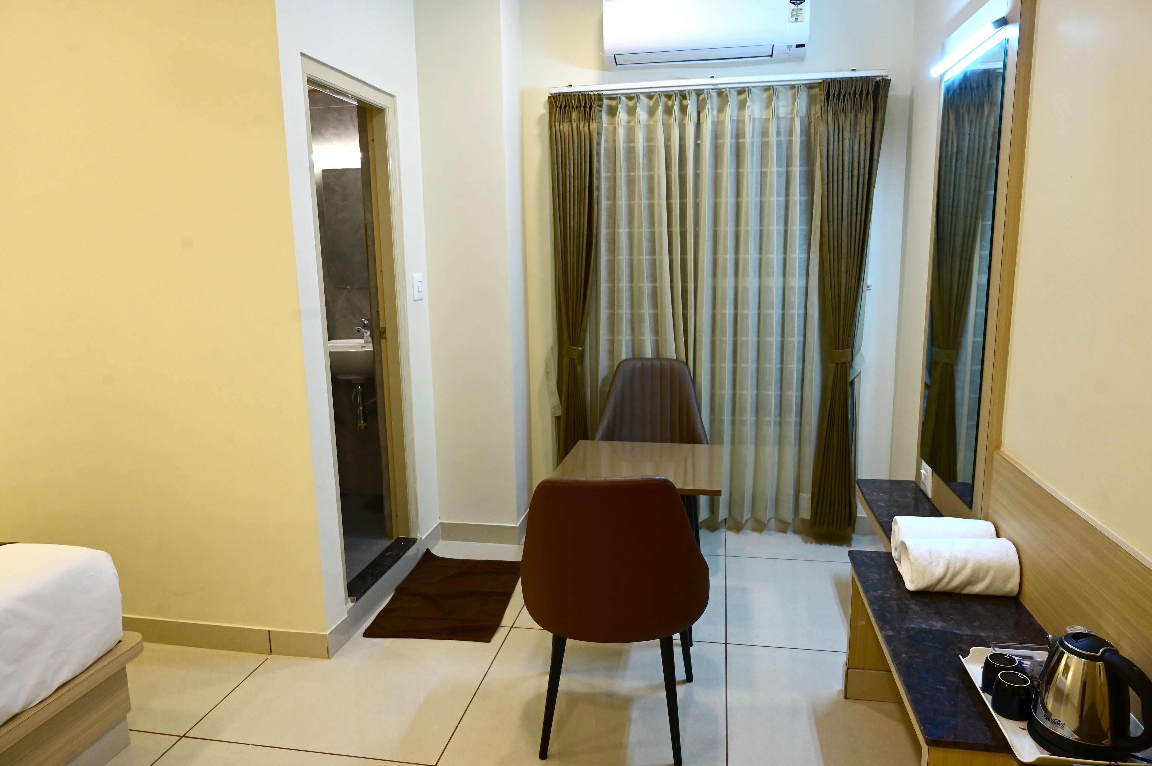 Quarto casal luxo, vista para a cidade | Cofres nos quartos, escrivaninha, espaço de trabalho para notebook