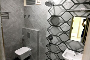 Chambre exécutive double, vue sur la ville | Salle de bain | Douche, serviettes fournies, savon, shampooing