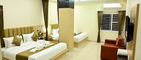 Habitación doble Grand, vista a la ciudad | Caja de seguridad en la habitación y escritorio