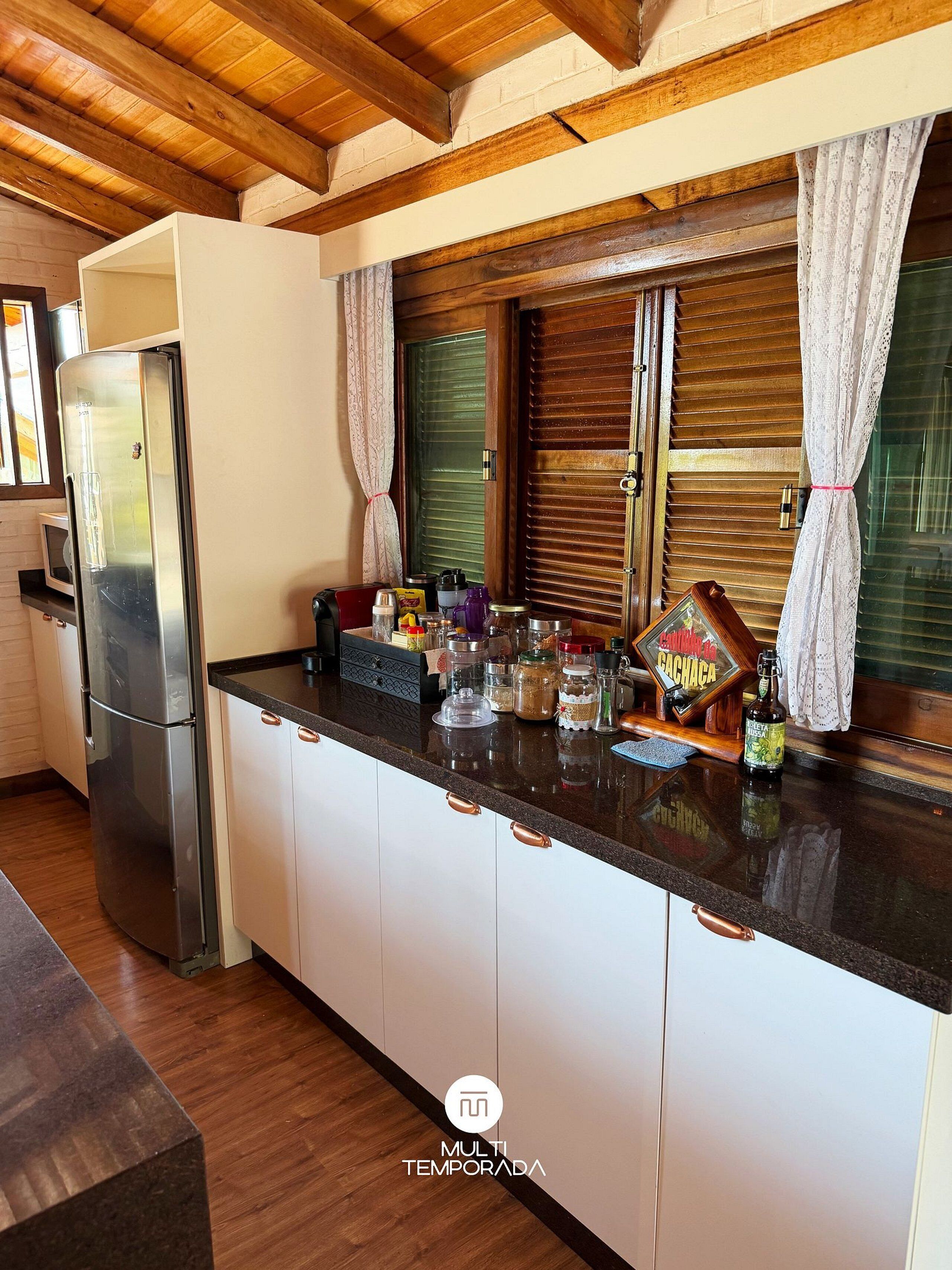 Chalet de lujo | Cocina privada | Microondas, horno, parrilla de estufa y utensilios de cocina 