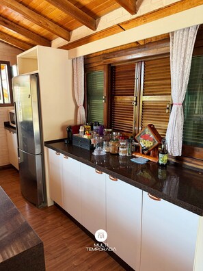 Chalet de lujo | Cocina privada | Microondas, horno, parrilla de estufa y utensilios de cocina 