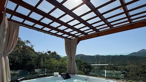 A hot tub with a wooden deck and a pergola overhead. - Sítio Recanto Pedacinho do Céu - Camboriú/SC (Camboriú)