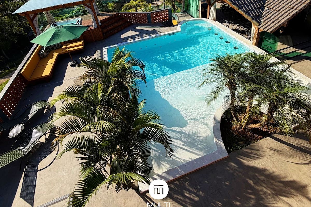 Luxe chalet | Zwembad | Een buitenzwembad, ligstoelen bij het zwembad