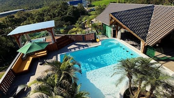 Chalet Luxe | Piscine | Piscine extérieure, chaises longues