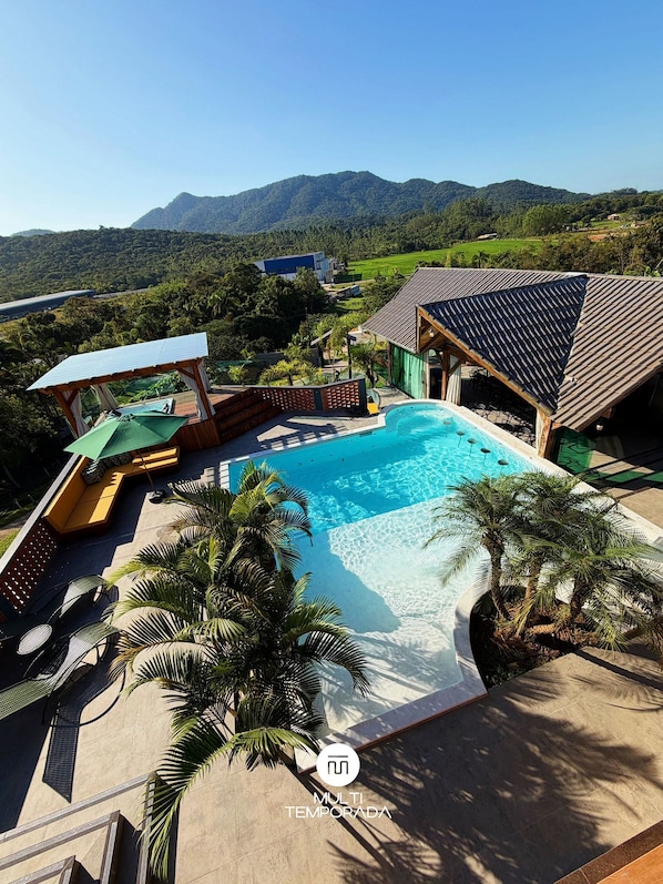 Chalet Luxe | Piscine | Piscine extérieure, chaises longues