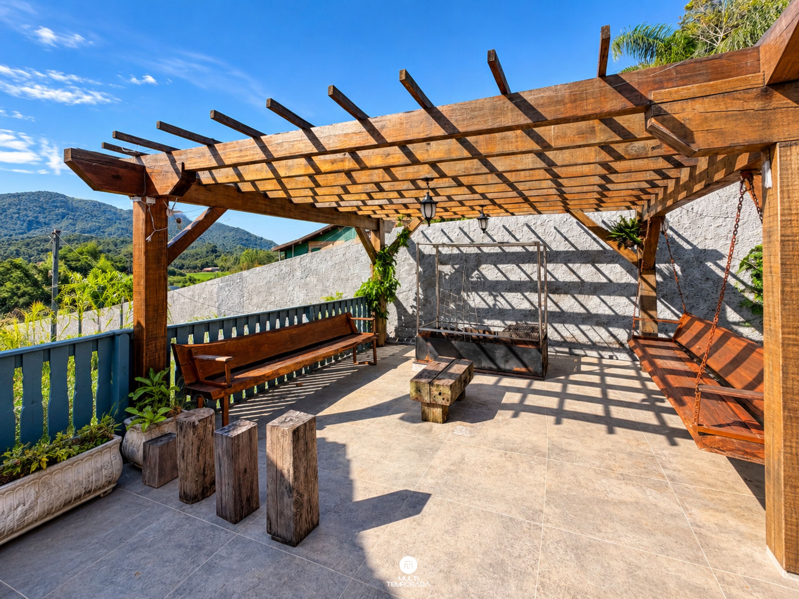 Un patio al aire libre con una pérgola de madera, un banco y una mecedora.