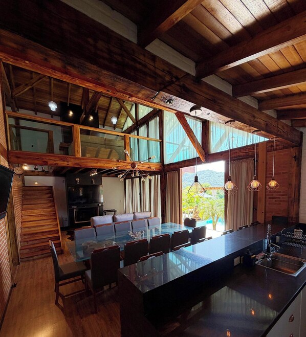 Cottage Mewah, hot tub, pemandangan gunung | Interior