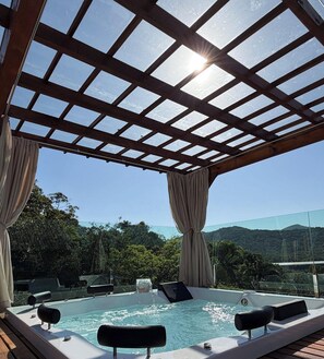 Luxury-Ferienhaus, Whirlpool, Bergblick | Außen-Whirlpool