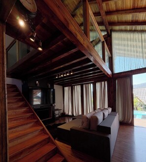 Cottage Mewah, hot tub, pemandangan gunung | Area keluarga | Smart TV 86-inci dengan saluran TV digital dan Netflix