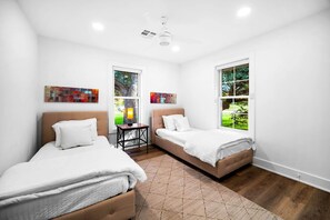 4 bedrooms, iron/ironing board, free WiFi, bed sheets - Group Retreat | Hot Tub • Game Room • Walk to Main (Johnson City)