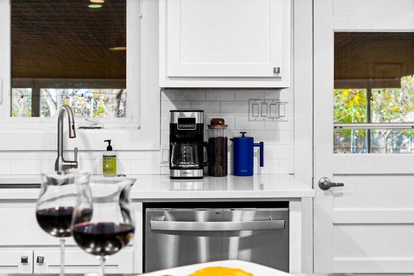 Cafetière-théière, réfrigérateur, four à micro-ondes, un four