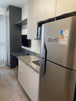 Microwave, stovetop - Cozy studio apartment 500m from the metro, in Vila Maria and near Ibirapuera Park. (São Paulo)