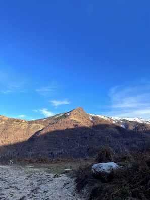 A mountainous landscape with a clear sky. - Rooms Pelister Mountain Escape Waterfalls & Mountain View’s,Hiking,Near Bitola (Bitola)