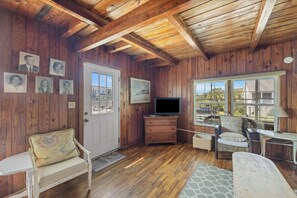Living area - Guess House - Ocean View, 3-Bedroom, Dog Friendly (Pawleys Island)