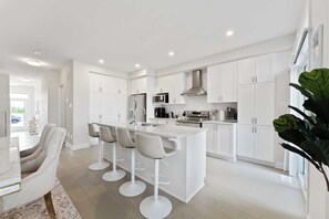 Geladeira, micro-ondas, fogão, cooktop