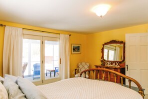 3 bedrooms, desk, iron/ironing board, travel cot - Heron's Perch Beautiful Pondside Home with Screened Porch (Brunswick)