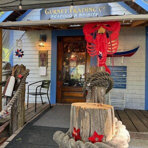 A storefront with a sign reading "Gurnet Trading Co. Seafood & Spirits". - Heron's Perch Beautiful Pondside Home with Screened Porch (Brunswick)